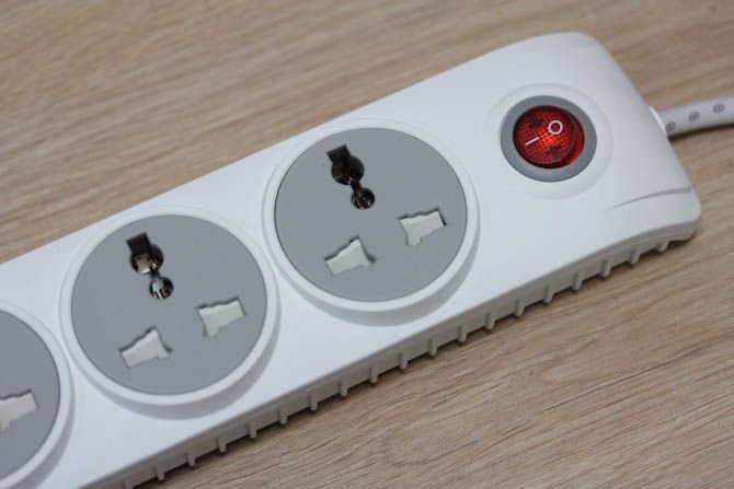 Ổ cắm đa năng Huntkey SZN-507 3m chống sét 4 ổ / 2 USB 2.1A