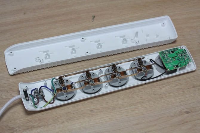 Ổ cắm đa năng Huntkey SZN-507 3m chống sét 4 ổ / 2 USB 2.1A