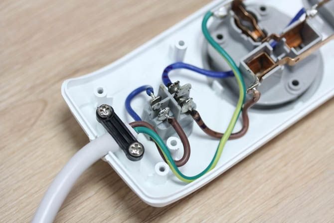 Ổ cắm đa năng Huntkey SZN-507 3m chống sét 4 ổ / 2 USB 2.1A