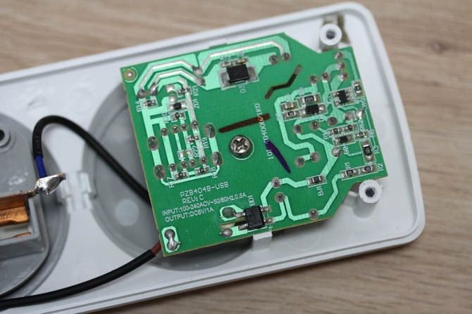 Ổ cắm đa năng Huntkey SZN-507 3m chống sét 4 ổ / 2 USB 2.1A