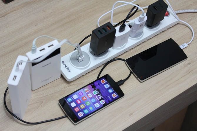 Ổ cắm đa năng Huntkey SZN-507 3m chống sét 4 ổ / 2 USB 2.1A