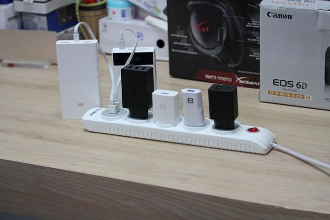 Ổ cắm đa năng Huntkey SZN-507 3m chống sét 4 ổ / 2 USB 2.1A