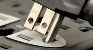 Tại sao phích cắm điện cứ phải thiết kế 3 chân cho rườm rà? https://maytinhnamhung.com/